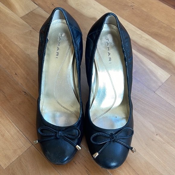 Tahari black leather pumps - Picture 3 of 5